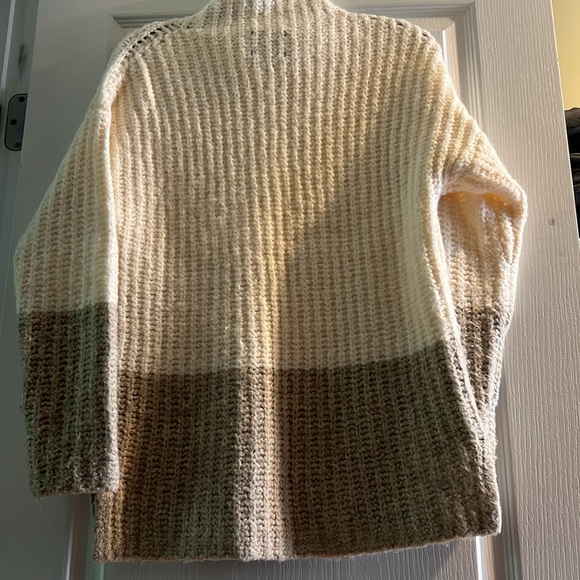 Abercrombie and Fitch sweater - Picture 5 of 8